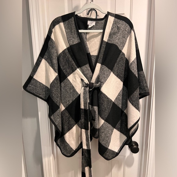 crown & ivy Jackets & Blazers - Crown & Ivy 100% Acrylic back white plaid checkered shawl/cape/cloak